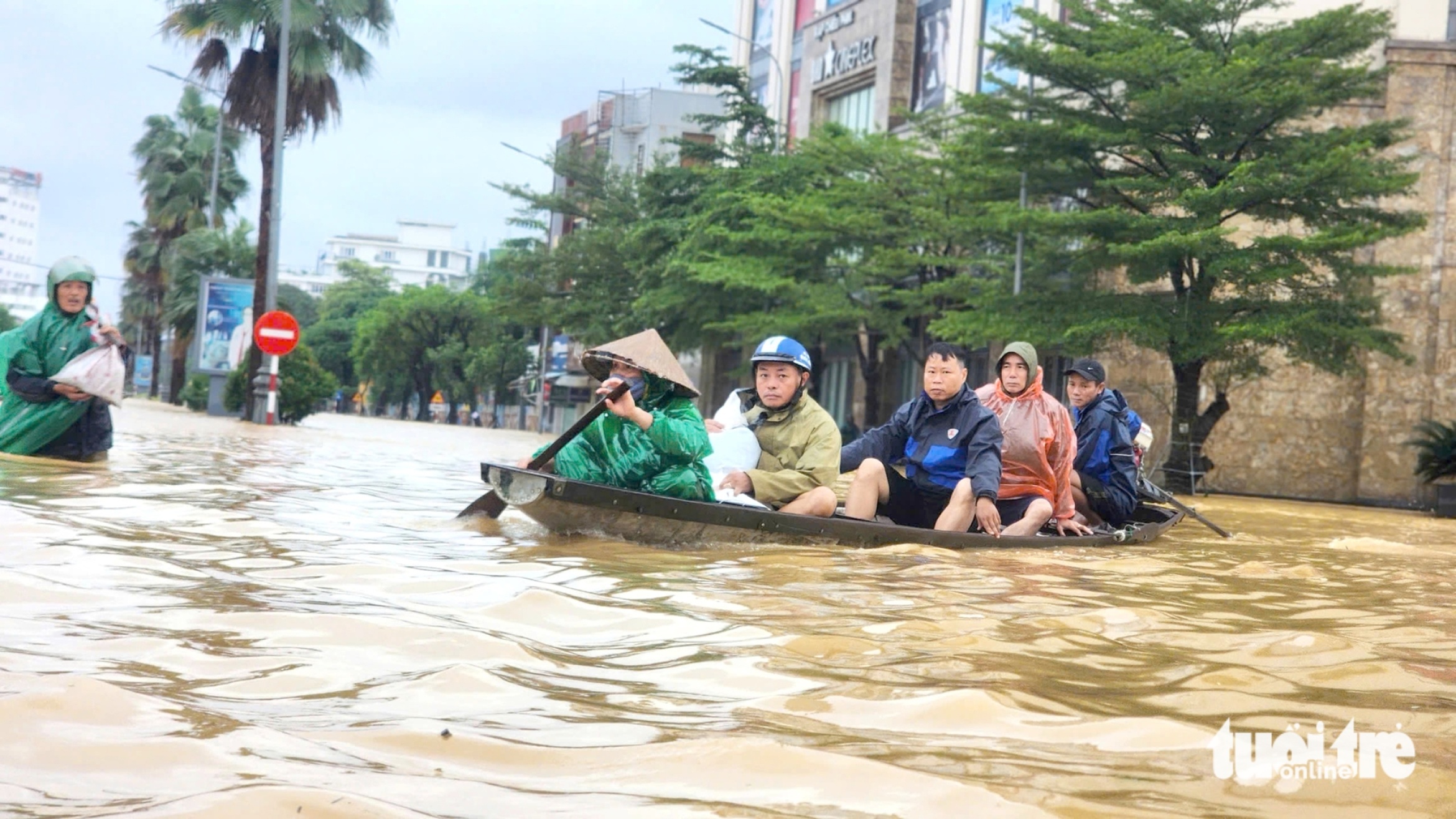 中部洪水中心的救援竞赛